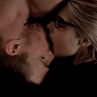 Arrow : Emily Bett Rickards se moque du baiser le plus romantique d&#039;Oliver et Felicity