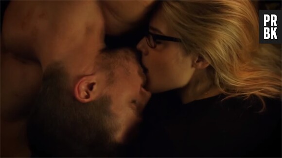 Arrow : Emily Bett Rickards se moque du baiser le plus romantique d'Oliver et Felicity