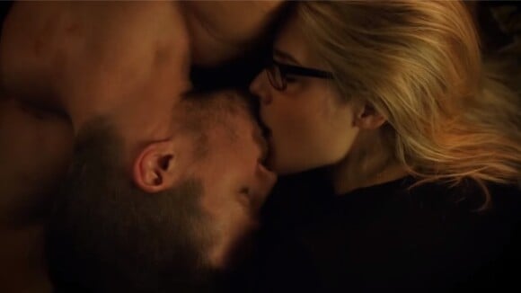 Arrow : Emily Bett Rickards se moque du baiser le plus romantique d'Oliver et Felicity