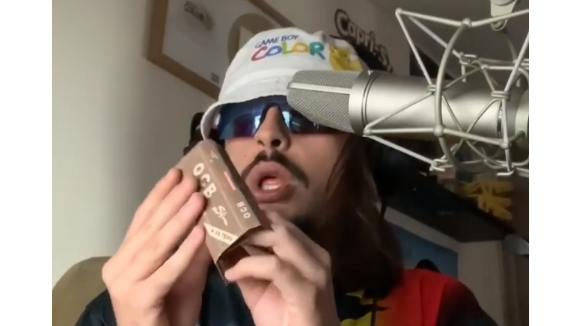 Lorenzo parodie l'ASMR en se roulant un "stickos" : "on dirait, il pleut"