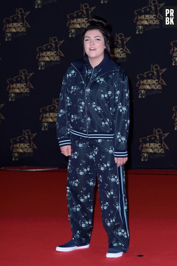 Hoshi a adopté la tendance pyjama aux NRJ Music Awards 2018.