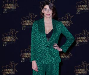 Léa Paci a adopté la tendance "sleepwear" aux NRJ Music Awards 2018.