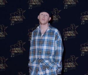 Eddy de Pretto a adopté la tendance pyjama aux NRJ Music Awards 2018.