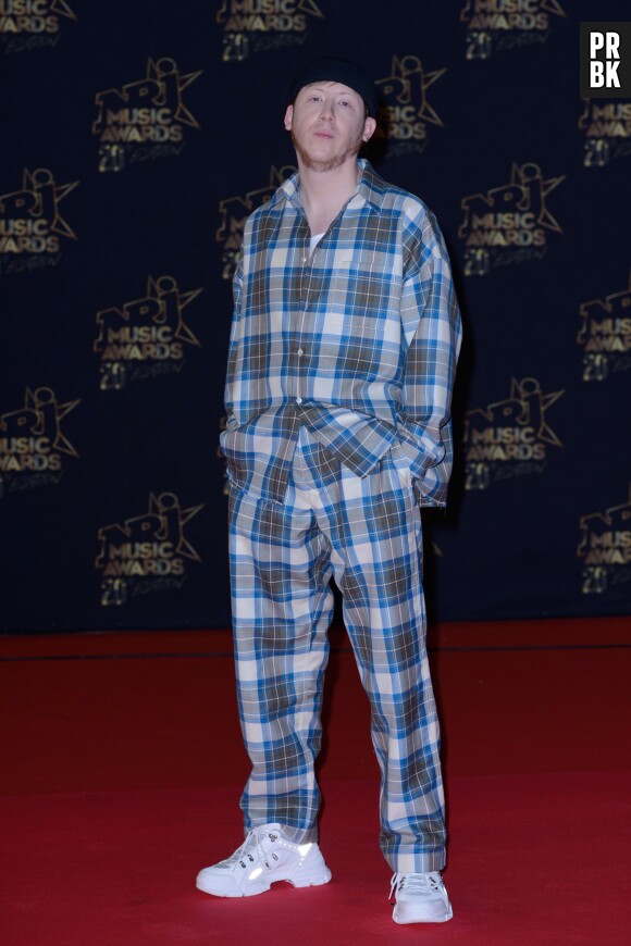 Eddy de Pretto a adopté la tendance pyjama aux NRJ Music Awards 2018.