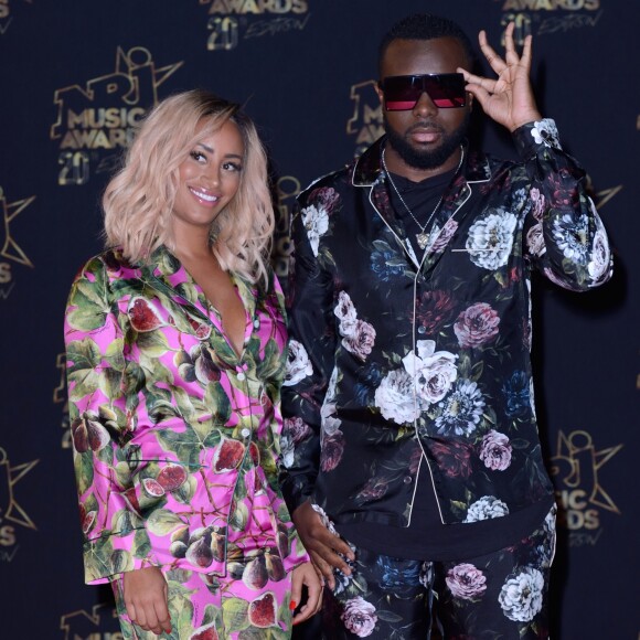 Maître Gims et sa femme DemDem ont adopté la tendance pyjama aux NRJ Music Awards 2018.