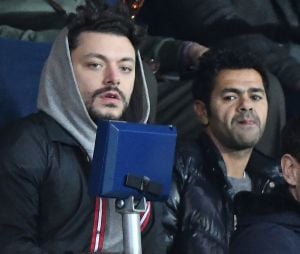 Kev Adams et Jamel Debbouze dans les tribunes du match PSG-Liverpool de la Ligue des champions.