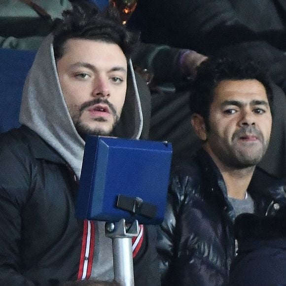 Kev Adams et Jamel Debbouze dans les tribunes du match PSG-Liverpool de la Ligue des champions.