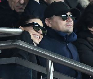 Leonardo DiCaprio et sa petite amie Camila Morrone dans les tribunes du match PSG-Liverpool de la Ligue des champions.