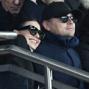 Leonardo DiCaprio et sa petite amie Camila Morrone dans les tribunes du match PSG-Liverpool de la Ligue des champions.