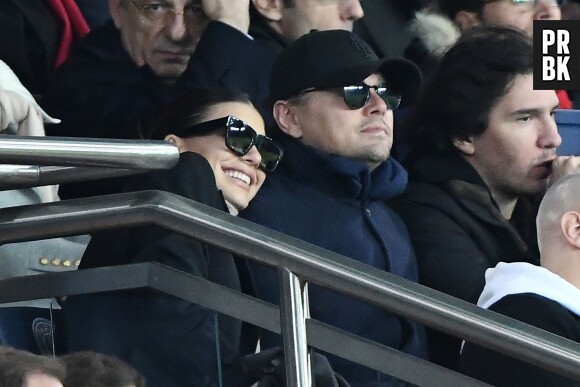 Leonardo DiCaprio et sa petite amie Camila Morrone dans les tribunes du match PSG-Liverpool de la Ligue des champions.