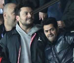 Kev Adams et Jamel Debbouze dans les tribunes du match PSG-Liverpool de la Ligue des champions.