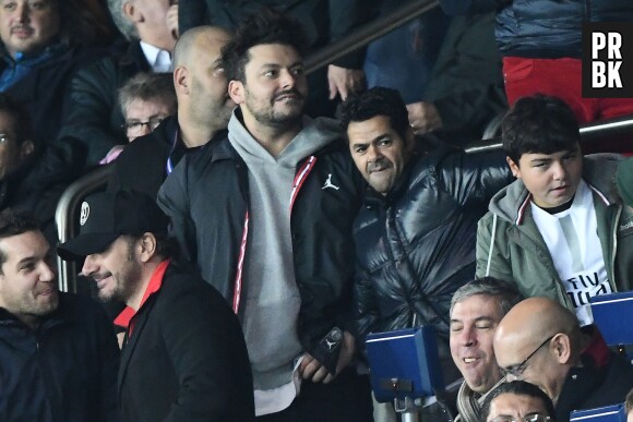 Kev Adams et Jamel Debbouze dans les tribunes du match PSG-Liverpool de la Ligue des champions.