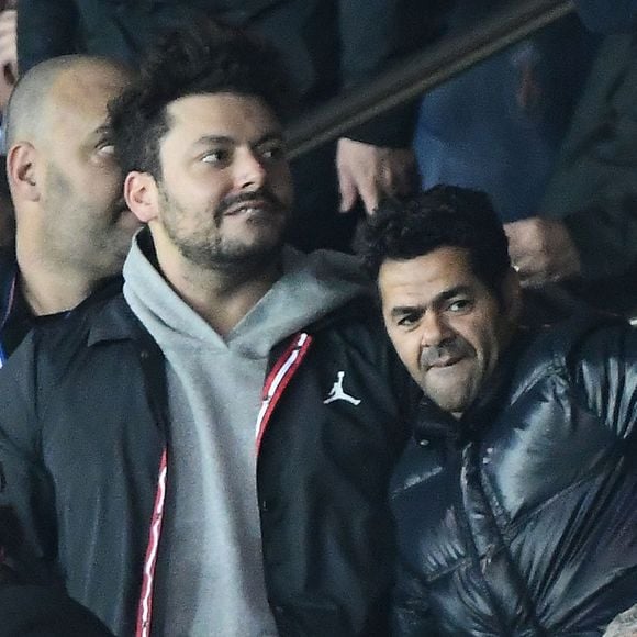 Kev Adams et Jamel Debbouze dans les tribunes du match PSG-Liverpool de la Ligue des champions.