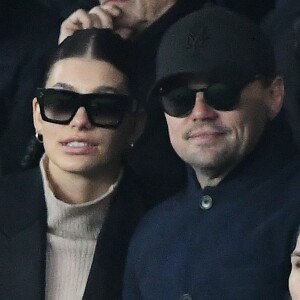 Leonardo DiCaprio et sa petite amie Camila Morrone dans les tribunes du match PSG-Liverpool de la Ligue des champions.