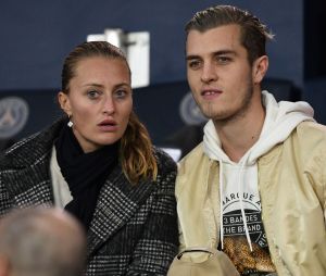 Kristina Mladenovic et son frère dans les tribunes du match PSG-Liverpool de la Ligue des champions.