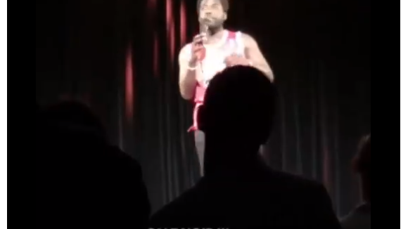 L'humoriste Donel Jack'sman traité de "sale noir" en plein spectacle, il humilie son agresseur