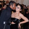 Kylie Jenner fiancée à Travis Scott ? Elle se montre encore avec une énorme bague en diamant à l'annulaire gauche !