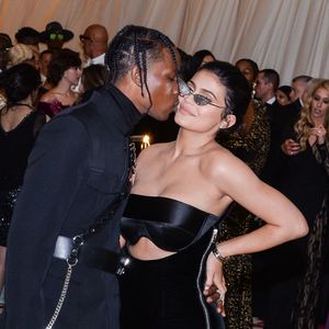 Kylie Jenner fiancée à Travis Scott ? Elle se montre encore avec une énorme bague en diamant à l'annulaire gauche !