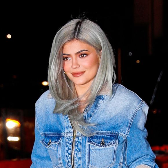 Kylie Jenner fiancée à Travis Scott ? Elle se montre encore avec une énorme bague en diamant à l'annulaire gauche !