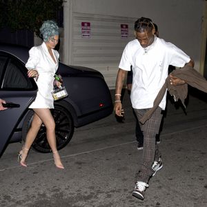 Kylie Jenner fiancée à Travis Scott ? Elle se montre encore avec une énorme bague en diamant à l'annulaire gauche !