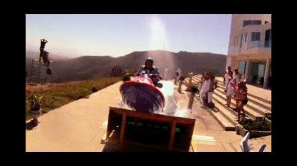 Jackass 3D ... des extraits exclusifs du film dans un clip du groupe Weezer