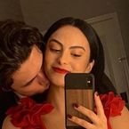Camila Mendes et Charles Melton en couple : ils auraient emménagé ensemble