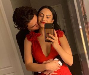 Camila Mendes et Charles Melton de Riverdale auraient emménagé ensemble.