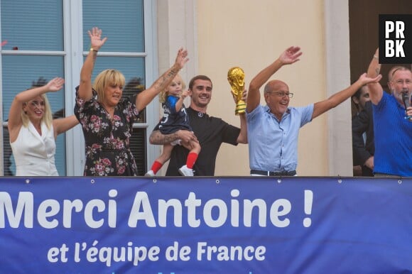 Antoine Griezmann avec sa fille et ses proches en juillet 2018