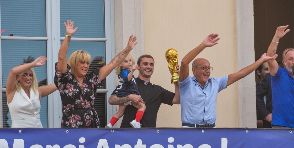 Antoine Griezmann avec sa fille et ses proches en juillet 2018