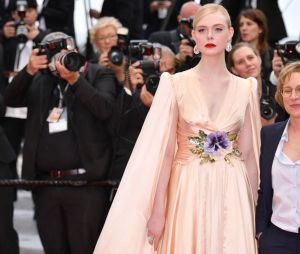 Elle Fanning sur le red carpet, à l'ouverture de la 72ème édition du festival de Cannes