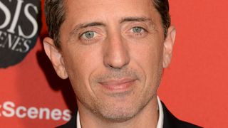 Gad Elmaleh à nouveau accusé de plagiat : un humoriste l'accuse de lui avoir volé le sketch du blond