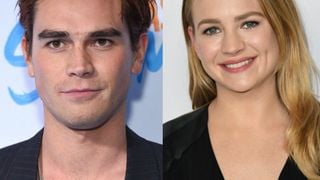 KJ Apa et Britt Robertson en couple : gros rapprochement et baisers au Comic Con ?