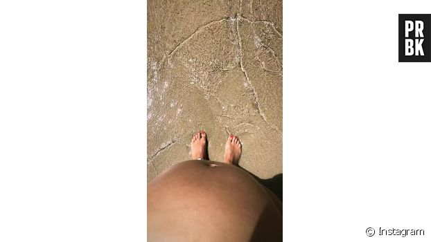 Alizée enceinte de son premier enfant avec Grégoire Lyonnet : la chanteuse dévoile son baby bump à la plage