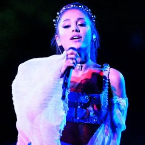 Ariana Grande accusée par un fan d'utiliser de l'autotune en concert : elle le recadre et dément