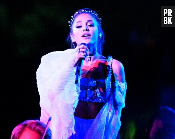 Ariana Grande accusée par un fan d'utiliser de l'autotune en concert : elle le recadre et dément