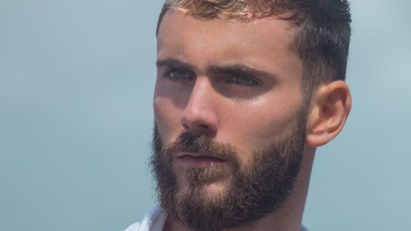 Illan dans Un diner presque parfait : personne ne le reconnaît, il pète un câble