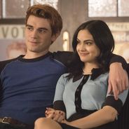 Camila Mendes réagit aux rumeurs de couple avec KJ Apa : &quot;Je trouve que c&#039;est drôle&quot;