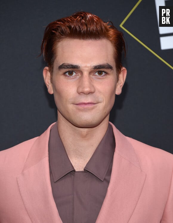 KJ Apa confirme être en couple : il dévoile une photo d'un baiser avec sa copine