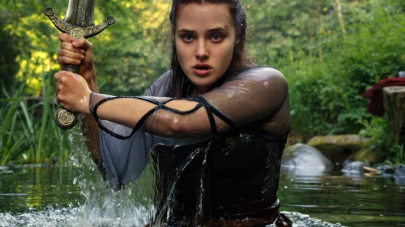 Cursed : Katherine Langford réécrit la Légende d'Arthur sur Netflix avec Gustaf Skarsgård (Vikings)