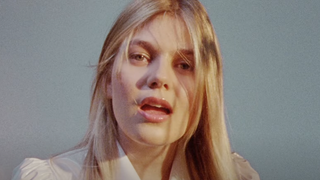 Louane Emera : une maman comblée ? Elle se confie sur la naissance de sa fille