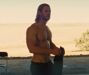 Zac Efron, Jason Momoa, Chris Hemsworth... Les acteurs qui se montrent le plus souvent nus