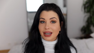 EnjoyPhoenix traumatisée par son expérience à la télé : "C'est un milieu dégueulasse et atroce"