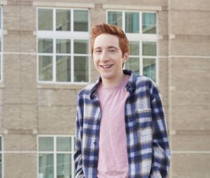 High School Musical : La Comédie musicale, la série : Larry Saperstein alias Big Red fait son coming-out bi