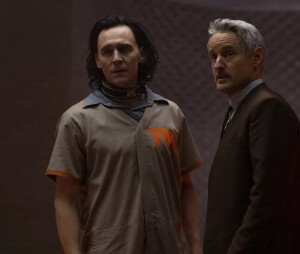 Tom Hiddleston et Owen Wilson dans Loki