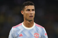 Berne - Manchester United : Cristiano Ronaldo offre son maillot à une femme de la sécurité du stade, après l'avoir assommée sans le vouloir avec le ballon