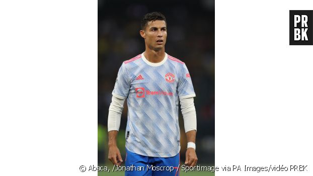 Berne - Manchester United : Cristiano Ronaldo offre son maillot à une femme de la sécurité du stade, après l&#039;avoir assommée sans le vouloir avec le ballon