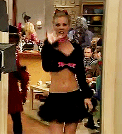 Kaley Cuoco (Penny) en "sexy cat" dans The Big Bang Theory