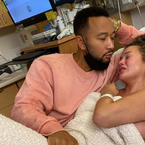 Chrissy Teigen : un an après sa fausse couche, son hommage déchirant à son enfant