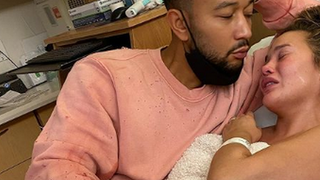 Chrissy Teigen : un an après sa fausse couche, son hommage déchirant à son enfant