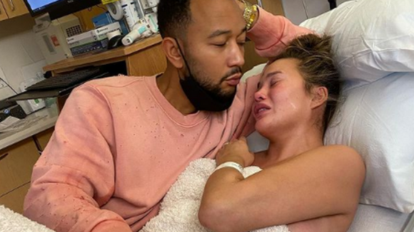 Chrissy Teigen : un an après sa fausse couche, son hommage déchirant à son enfant